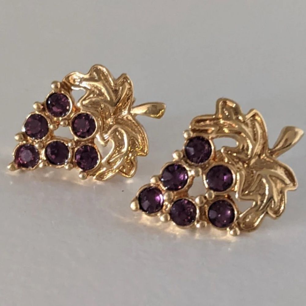 WOMEN’S AVON EARRINGS!